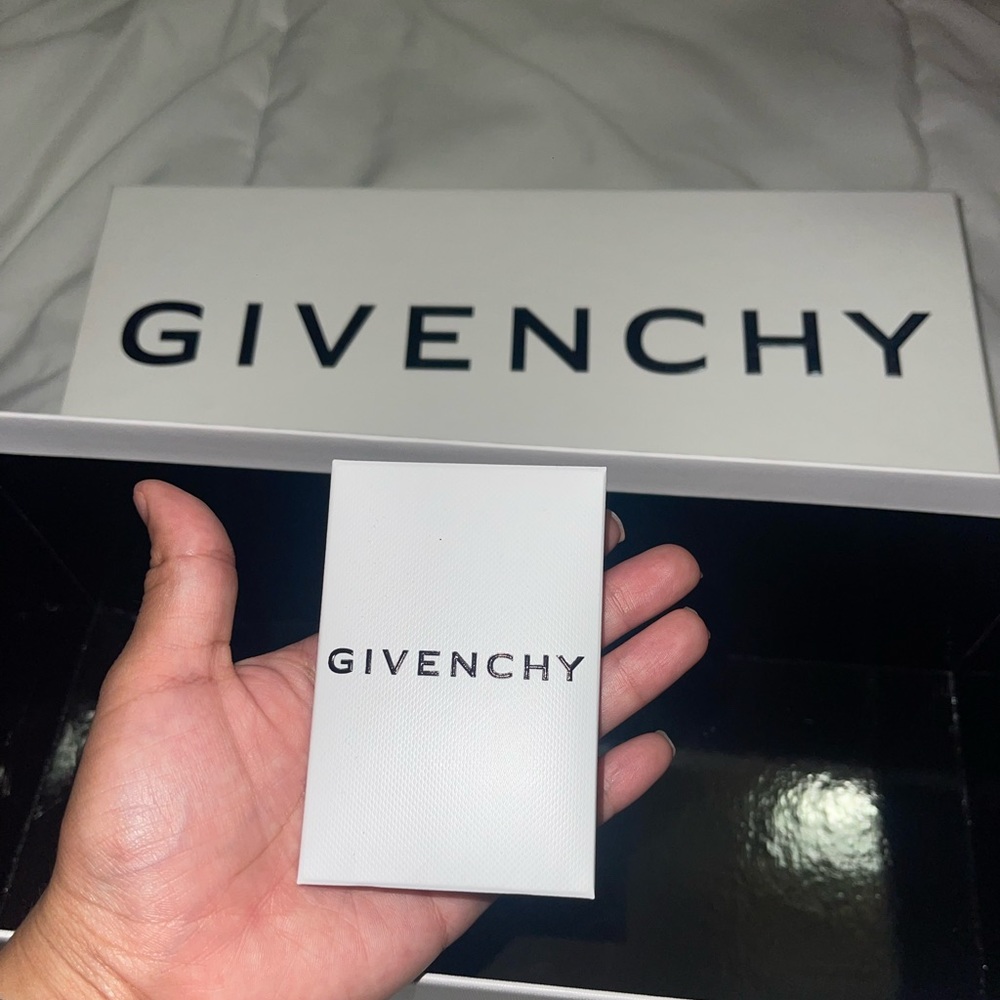 Givenchy - Picture 3 of 7
